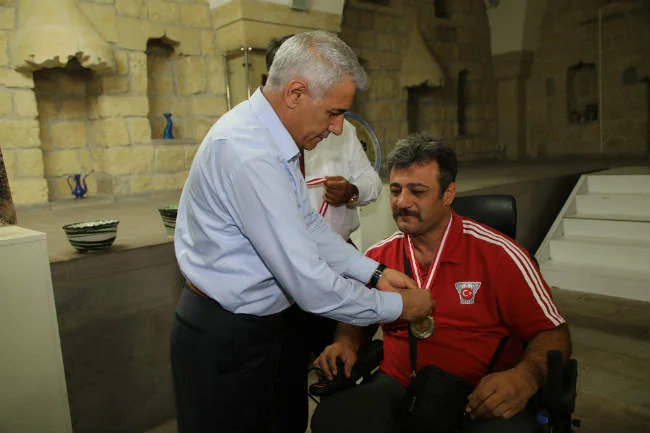 Battalgazi Belediye Başkanı Osman Güder, Gülle ve Disk Atmada 2 Altın Madalya Alan Batı’yı Kutladı