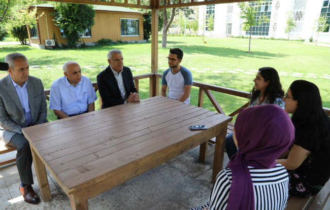 Başkan Güder, Millet Kıraathanesi Bünyesinde Oluşturulan Kütüphanede Gençlerle Biraraya Geldi