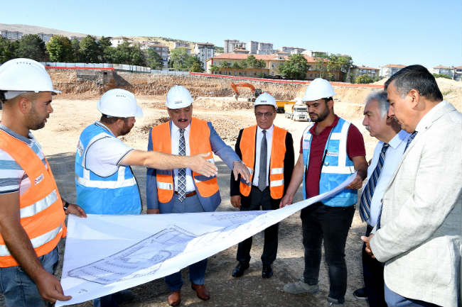 Başkan Selahattin Gürkan, 300 yataklı Devlet Hastanesi inşaat alanında incelemelerde bulundu