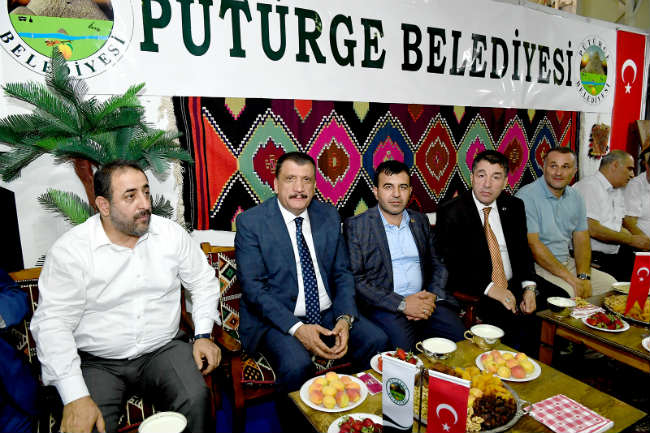Malatya Büyükşehir Belediye Başkanı Selahattin Gürkan Mişmiş Park fuar alanını ziyaret edip, Selahattin Alpay konserini izledi.