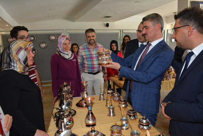 Vali Baruş “Bir Usta Bin Usta” Bakır İşlemeciliği sergisinin açılışını yaptı.
