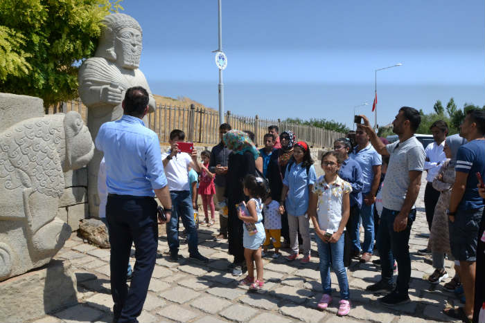 Özel gereksinimli çocuklar Battalgazi’de bulunan tarihi Arslantepe Höyüğü’nü gezdi