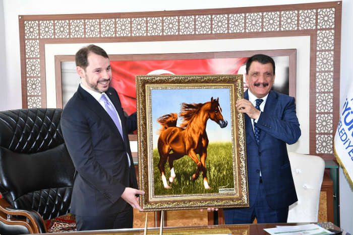 Maliye Bakanı Berat Albayrak, beraberindeki heyet ile birlikte Büyükşehir Belediye Başkanı Selahattin Gürkan’ı ziyaret etti