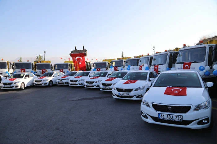 Battalgazi Belediyesi, 75 aracı düzenlenen törenle hizmete sundu.