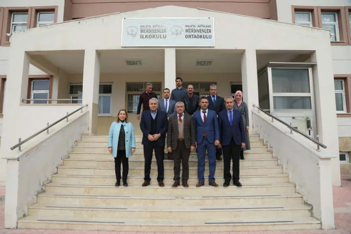 Battalgazi Belediyesi, Battalgazi ilçesindeki Merdiven İlkokulunda öğrenim gören öğrencilere, mont ve bot yardımında bulundu @battalgazibeltr @osmangudertr #malatya #battalgazi