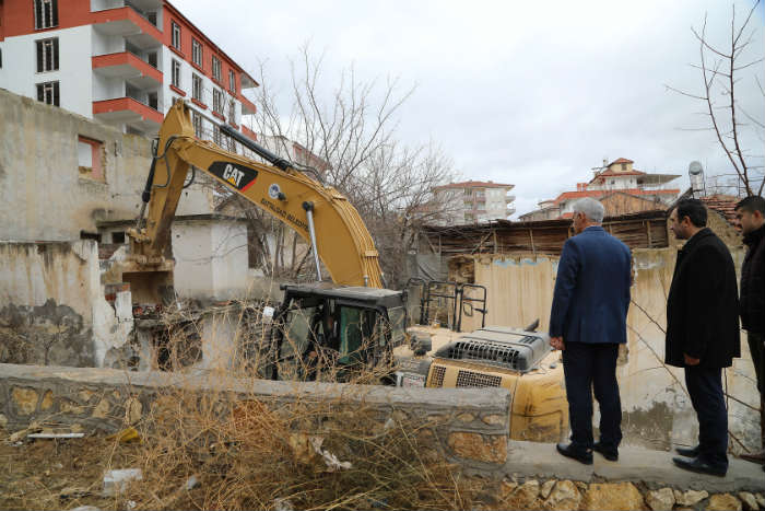 Battalgazi Belediyesi Tehlike Saçan Metruk Yapıları Yıkıyor