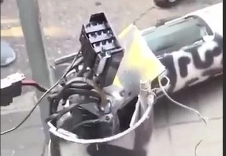 Hong Kong ve dünyanın bazı bölgelerinde birtakım gruplar 5G vericilerini talan etti.