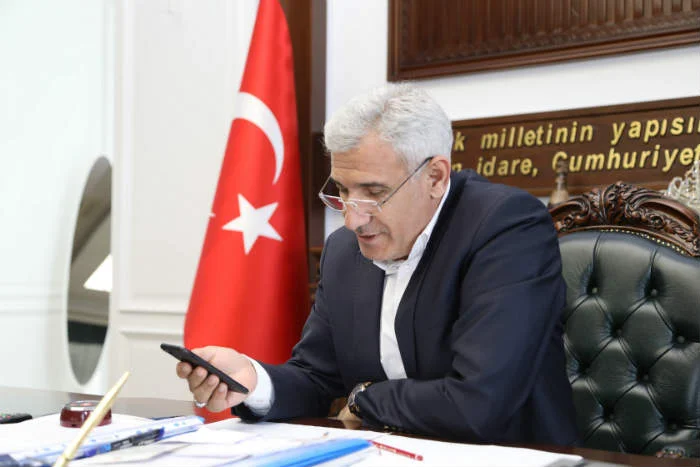 Güder, yaşlı vatandaşları telefonla arayarak destek oldu.