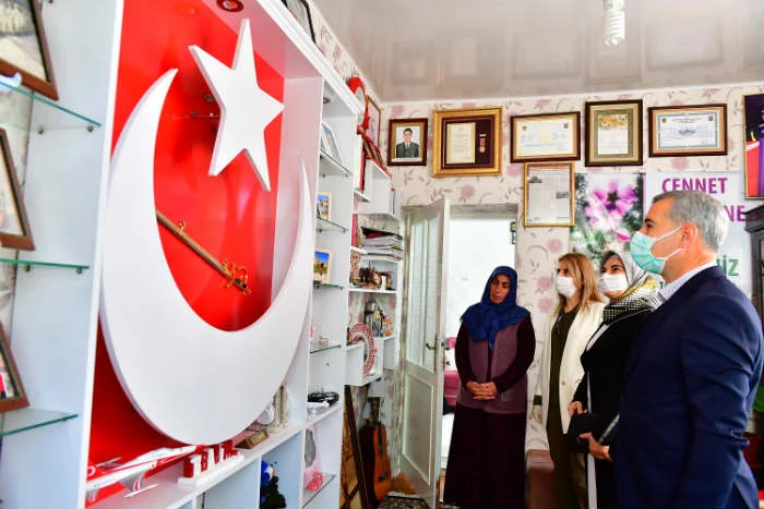 Annelerimiz Her Zaman Başımızın Tâcıdır