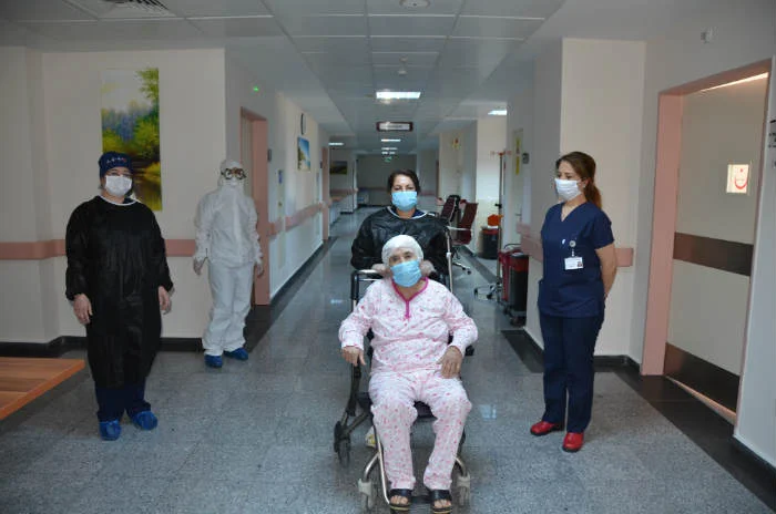 77 Yaşındaki Covid-19 Hastası Taburcu Edildi