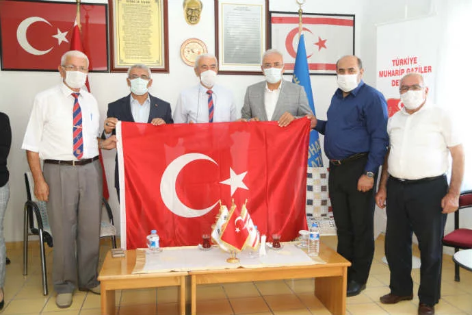Başkan Güder, “Gazilerimiz ve şehit ailelerimiz, bizim başımızın tacıdır” dedi.