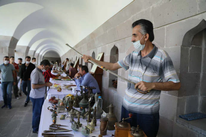Antika Pazarı, koleksiyoncular ve antika severlerden yoğun ilgi görmeye devam ediyor