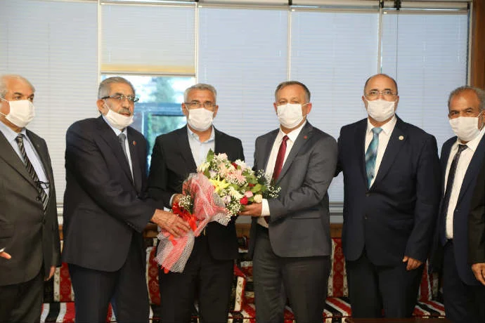 Muhtarlar Battalgazi Belediye Başkanı Osman Güder’i makamında ziyaret etti.