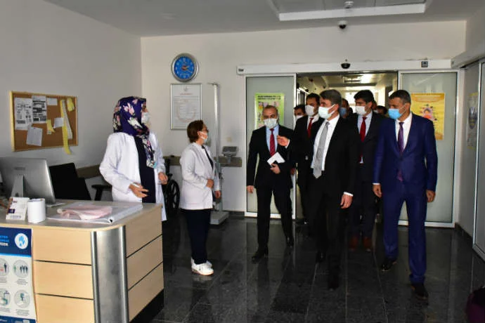 Vali Baruş, Kuluncak İlçesinde Muhtarlarla Toplantı Düzenledi