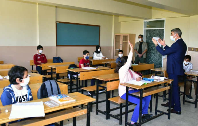 Vali Baruş, Hacı Halil Çiftliği İlkokulu ve Malatya Spor Lisesini ziyaret etti