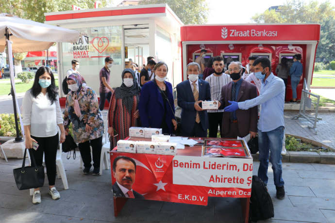 Malatya Büyük Birlik Partisi BBP Malatya İl teşkilatı vatandaşlara ücretsiz maske dağıttı.