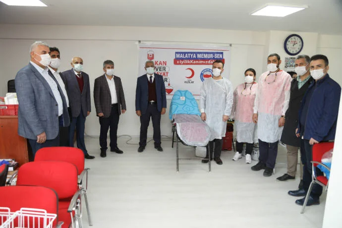 Battalgazi Belediye Başkanı Osman Güder, ‘Kan ver hayat kurtar’ etkinliğine destek ziyaretinde bulundu.