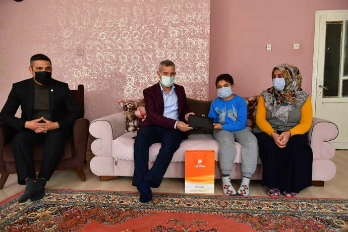 Çınar : Tablet almaya hak kazanan öğrencileri evlerinde ziyaret ederek, tabletleri teslim etti.