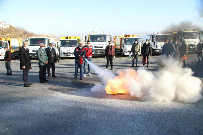 Battalgazi Belediyesi Temizlik İşleri Müdürlüğü tarafından temizlik personeline yangın söndürme,
