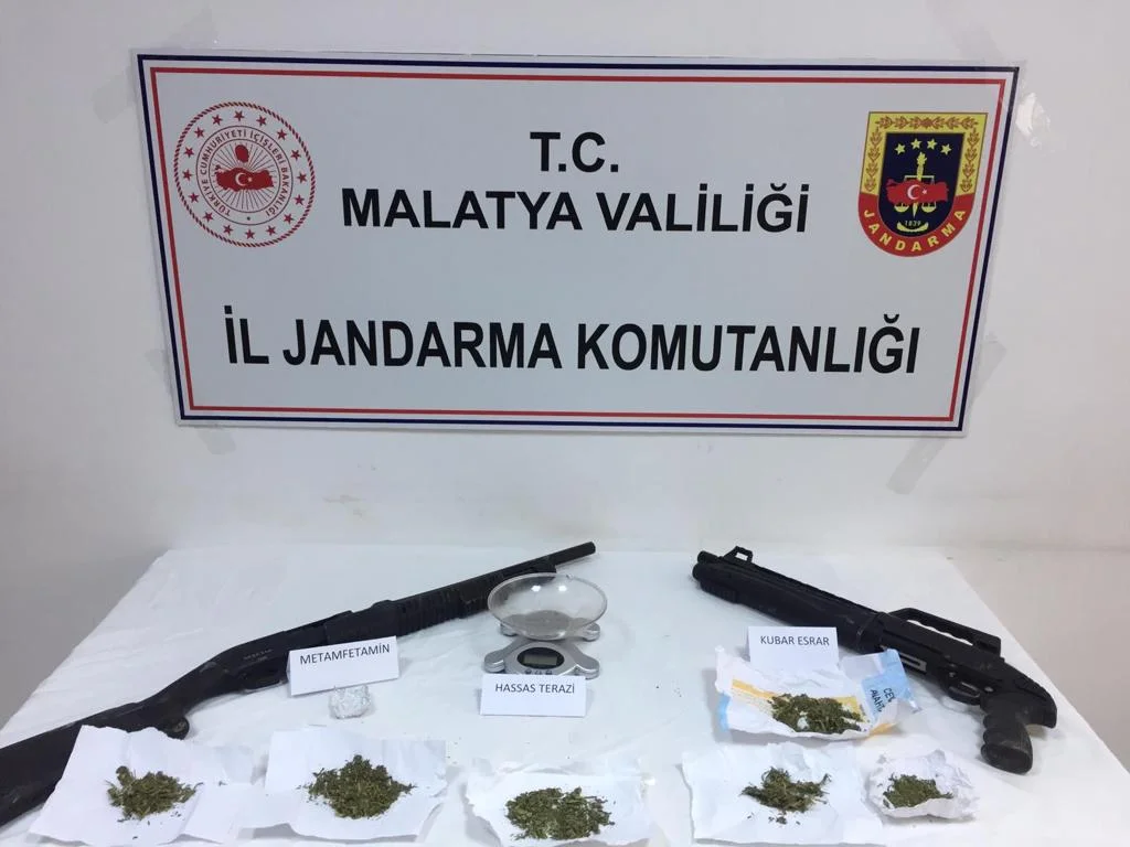 Malatya Jandarma Komutanlığı Uyuşturucu Madde Kaçakcısı ve Hırsızlık Olaylarına Karışan Şahsı Yakaladı