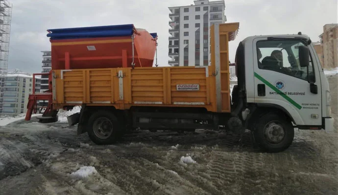 Battalgazi Belediyesi kar ve buzla mücadele ekipleri, ilçede teyakkuza geçti.