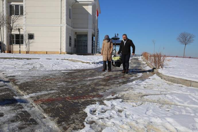 Battalgazi Belediyesi, Aşı günü olan çocukların da yardımına koştu.