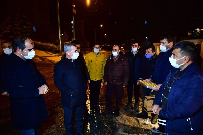 Yeşilyurt’ta don ve buzlanmaya karşı tuzlama çalışmaları devam ediyor