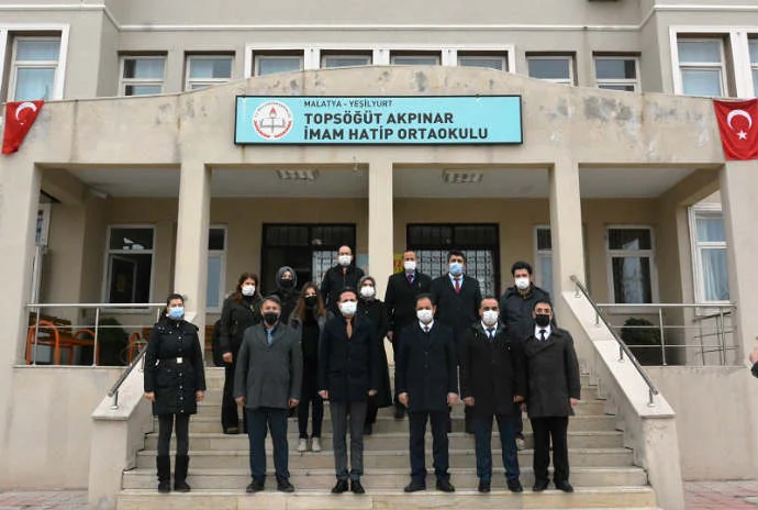 Tüm Okullarımızda İstiklal Marşımız Eşliğinde Bayrağımız Göndere Çekildi