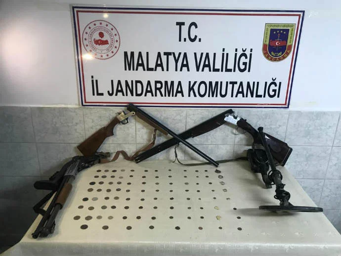 Jandarma Malatya Arguvan ilçesinde  Tarihi Eser Kaçakçısına Operasyon Düzenledi