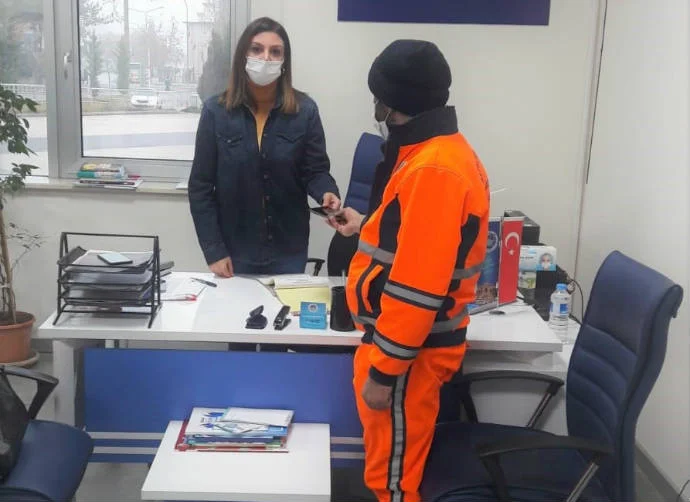 Temizlik görevlisi Ferhat Karabağ, örnek bir davranışa daha yine imza attı.