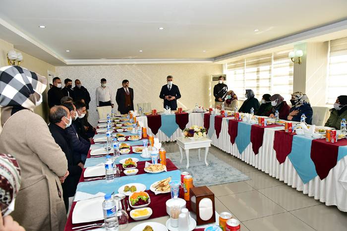 Diyarbakır’da Evlat Nöbeti Bekleyen Anneler, Gara Şehidimizi Ziyaret Etti