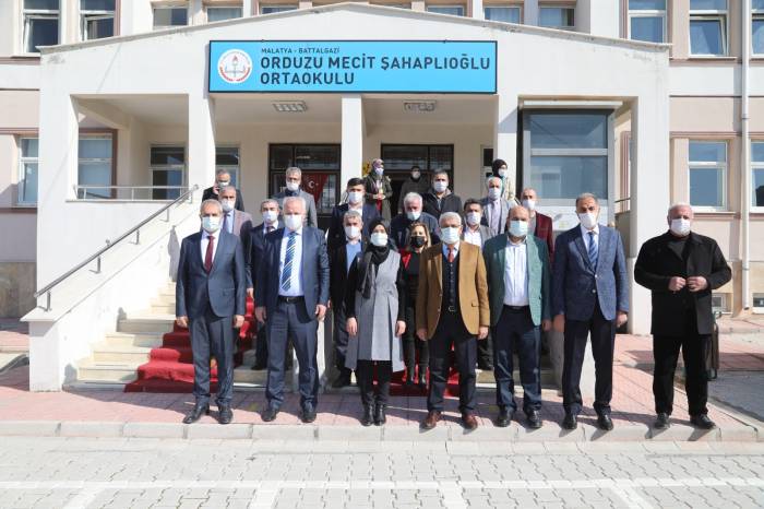 Battalgazi Belediye Başkanı Osman Güder, yüz yüze eğitime başlayan öğrencilerin moral ve motivasyonlarını artırmak amacıyla ziyaret etti