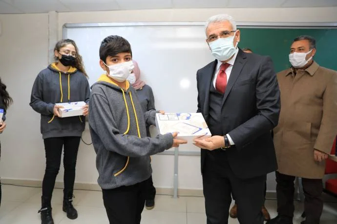 3.faz tablet dağıtımı programına katılan Battalgazi Belediye Başkanı Osman Güder