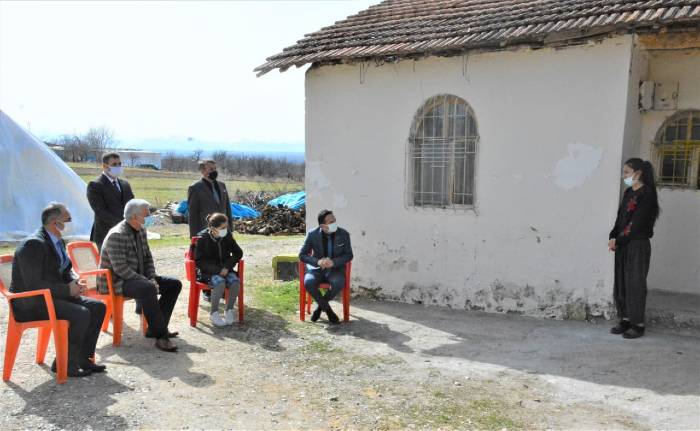 İl Milli Eğitim Müdürü Battal Kanbay Öğrencileri Evlerinde Ziyaret Ederek, Tablet Dağıttı