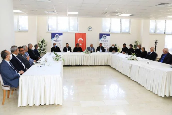Battalgazi Belediye Başkanı Osman Güder, 11 mahalle muhtarıyla bir araya geldi