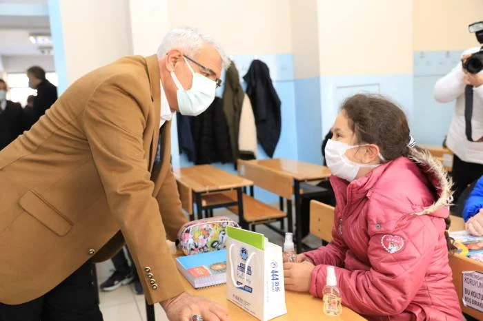 Başkan Güder, tüm öğrencilere hijyen ve hediye seti armağan etti.