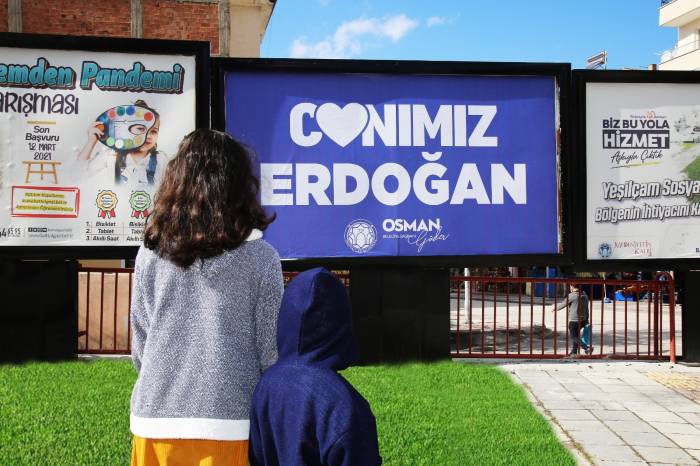 ‘Canımız Erdoğan’ ve ‘Love Erdoğan’ yazılı görsellerle verilen cevap, Battalgazi’deki vatandaşlardan büyük beğeni aldı.