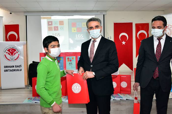 Vali Aydın Baruş, 8 sınıf öğrencilerine yardımcı kaynak kitap dağıtım etkinliğine katıldı.