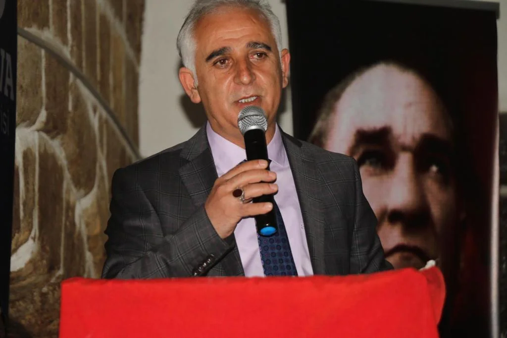 DEVA Partisi Malatya İl Başkanı Onur Güneş yaptığı yazılı açıklamayla 8. Cumhurbaşkanı Turgut Özal ve Malatya Eski Belediye Başkanlarından Hamido’yu ölüm yıldönümlerinde andı.