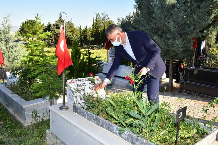 Vali Baruş, Şehitlik ile Polis ve Jandarma Görevlilerini Ziyaret Etti