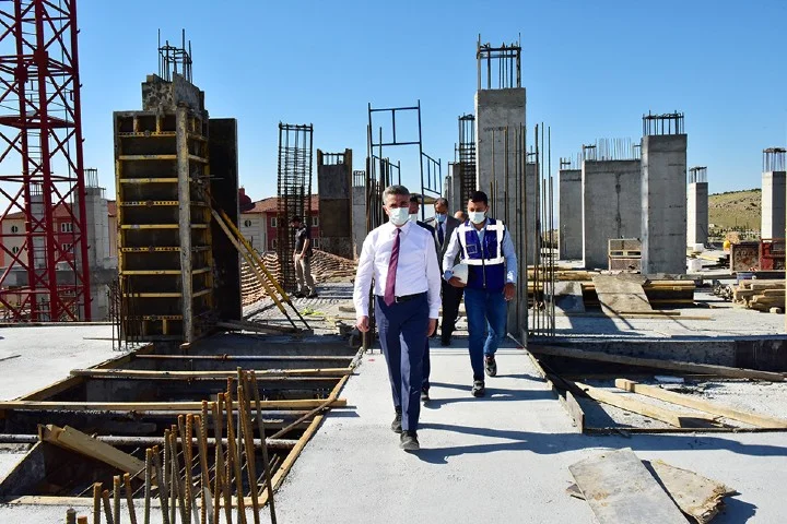 Vali Aydın Baruş İnşaatı Devam Eden Okullarda İncelemelerde Bulundu