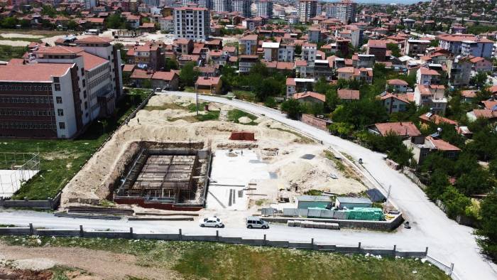 Yarı Olimpik Kapalı Yüzme havuzu inşaatındaki çalışmaları hız kesmeden sürüyor.
