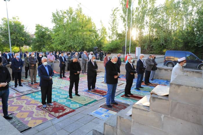 Eskimalatya’daki Namazgâh alanında koronavirüs tedbirleri altında kılınan namaza, ilçedeki vatandaşlar yoğun ilgi gösterdi.