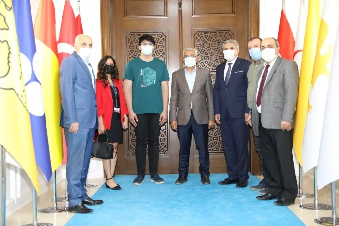 Battalgazi Belediye Başkanı Osman Güder, lise öğrencisi Feridun Balaban’ı makamında konuk etti.