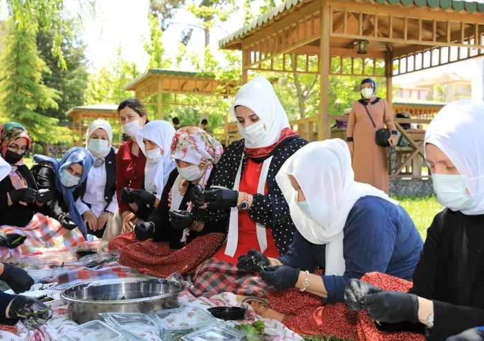 Battalgazi’nin Kalbi Kadın Kooperatifi’ndeki gönüllü üyeleri, kiraz yapraklarıyla, padişah yemeği kiraz yaprağı sarması yaptı.