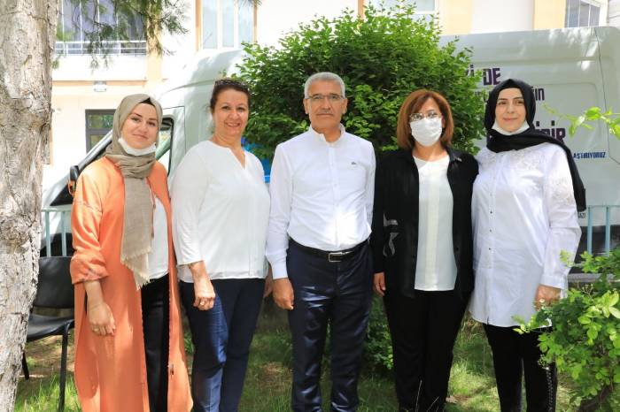 Anneler Günü vesilesiyle ilçede görev yapan 4 kadın muhtarla bir araya gelerek, Anneler Günü’nü kutladı ve karanfiller verdi.