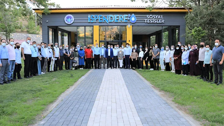 Battalgazi Belediye Başkanı Osman Güder, belediyede görev yapan 3 birimin personelleriyle İspendere Şifalı İçmelerinde istişare toplantısı yaptı.