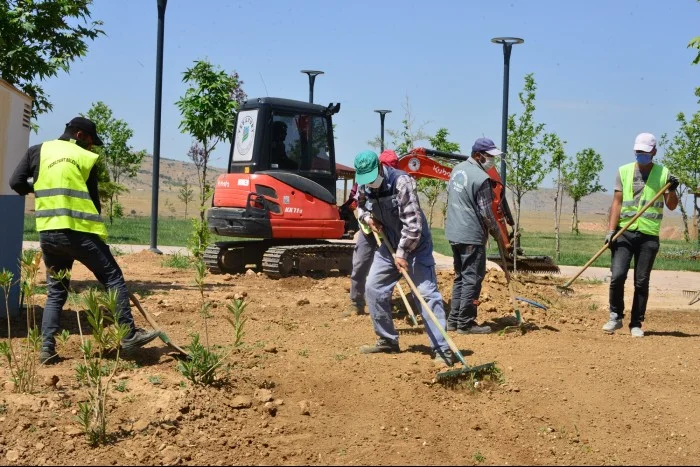 Yeşilyurt’ta Yeşillendirme Hizmetleri Hız Kazandı
