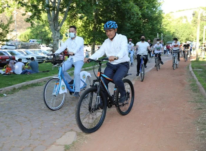 Battalgazi Belediye Başkanı Osman Güder, gençlerle birlikte pedal çevirdi.