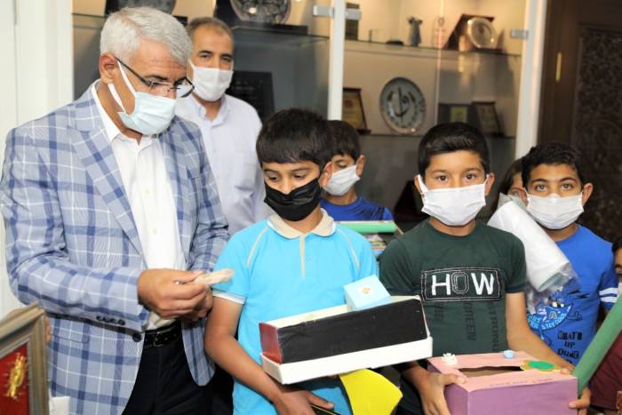 Battalgazi Belediye Başkanı Osman Güder, ‘Masal Sandığım’ isimli projenin mimarları olan Fırıncı İlkokulu 3.ve 4.sınıf öğrencilerini konuk etti.